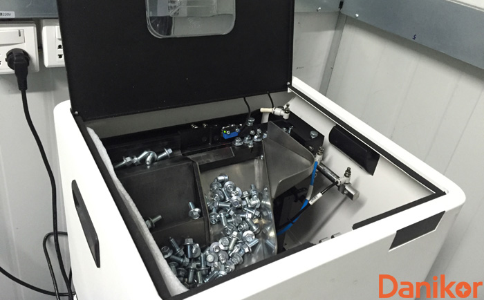 階梯式自動送釘機